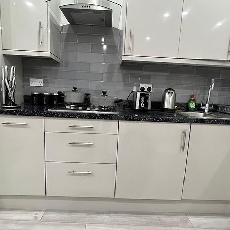 F4 Luxury Stays One Bed Apartment With Parking Ilford Esterno foto