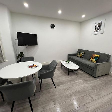 F4 Luxury Stays One Bed Apartment With Parking Ilford Esterno foto