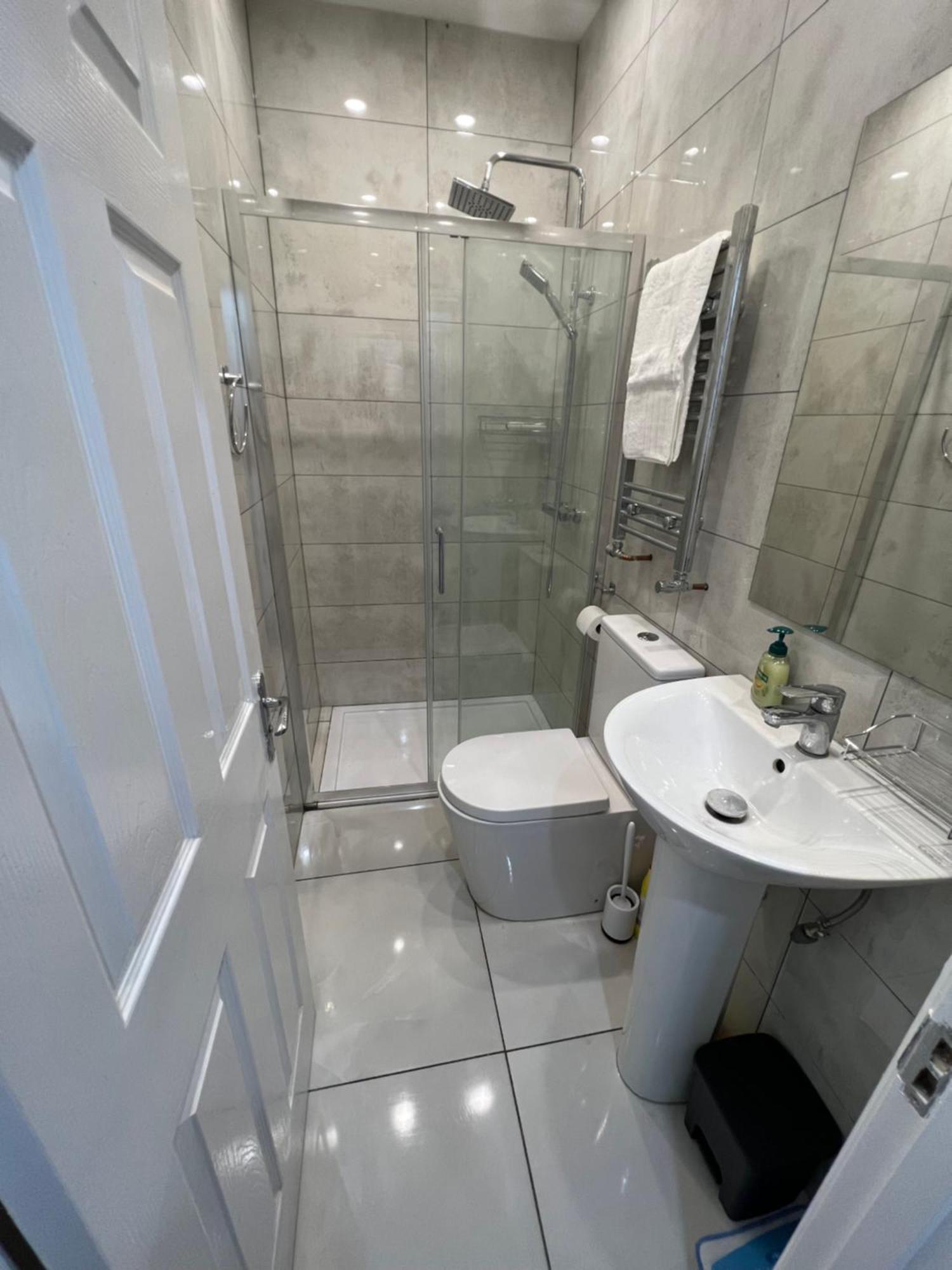 F4 Luxury Stays One Bed Apartment With Parking Ilford Esterno foto