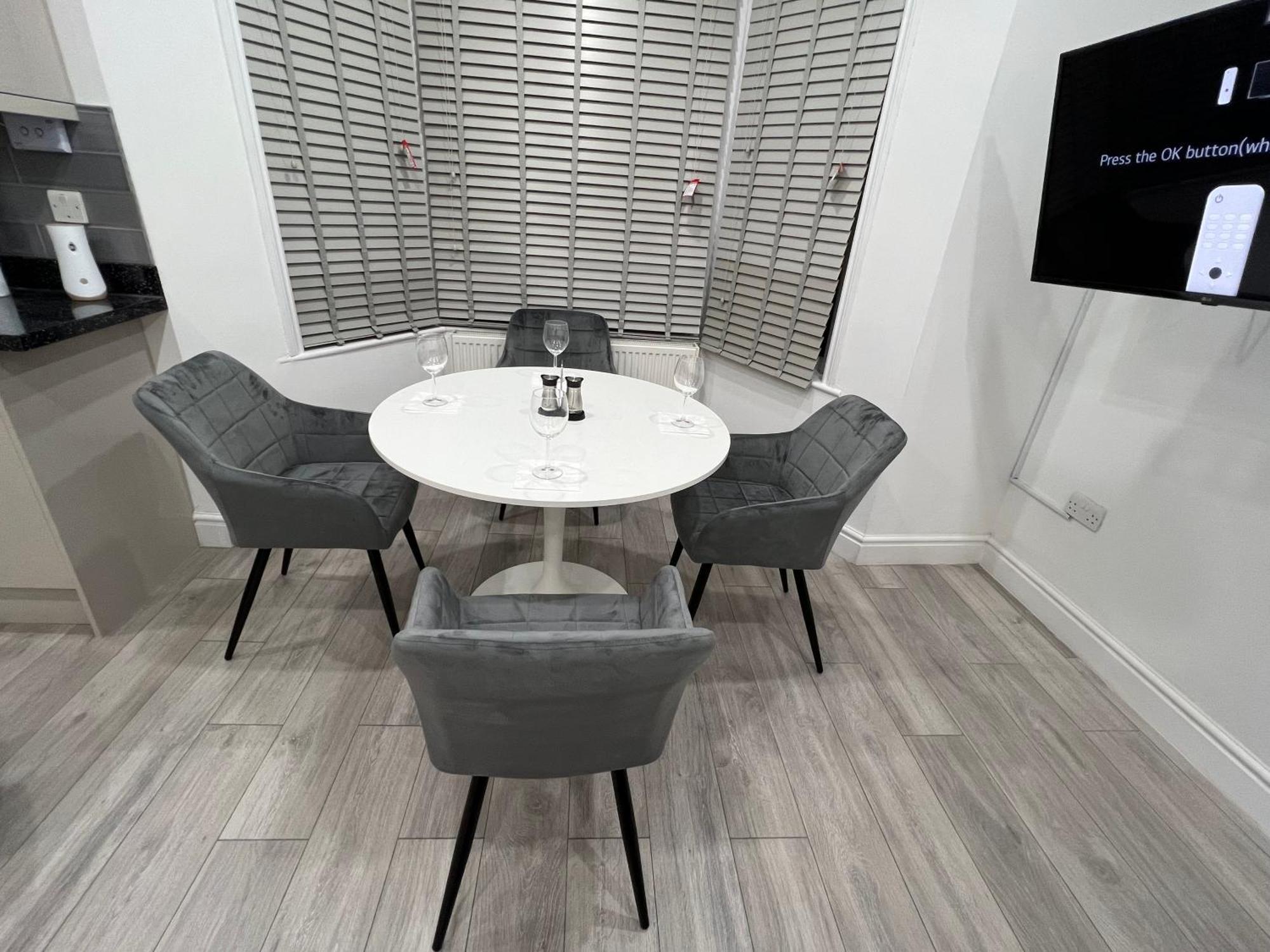 F4 Luxury Stays One Bed Apartment With Parking Ilford Esterno foto