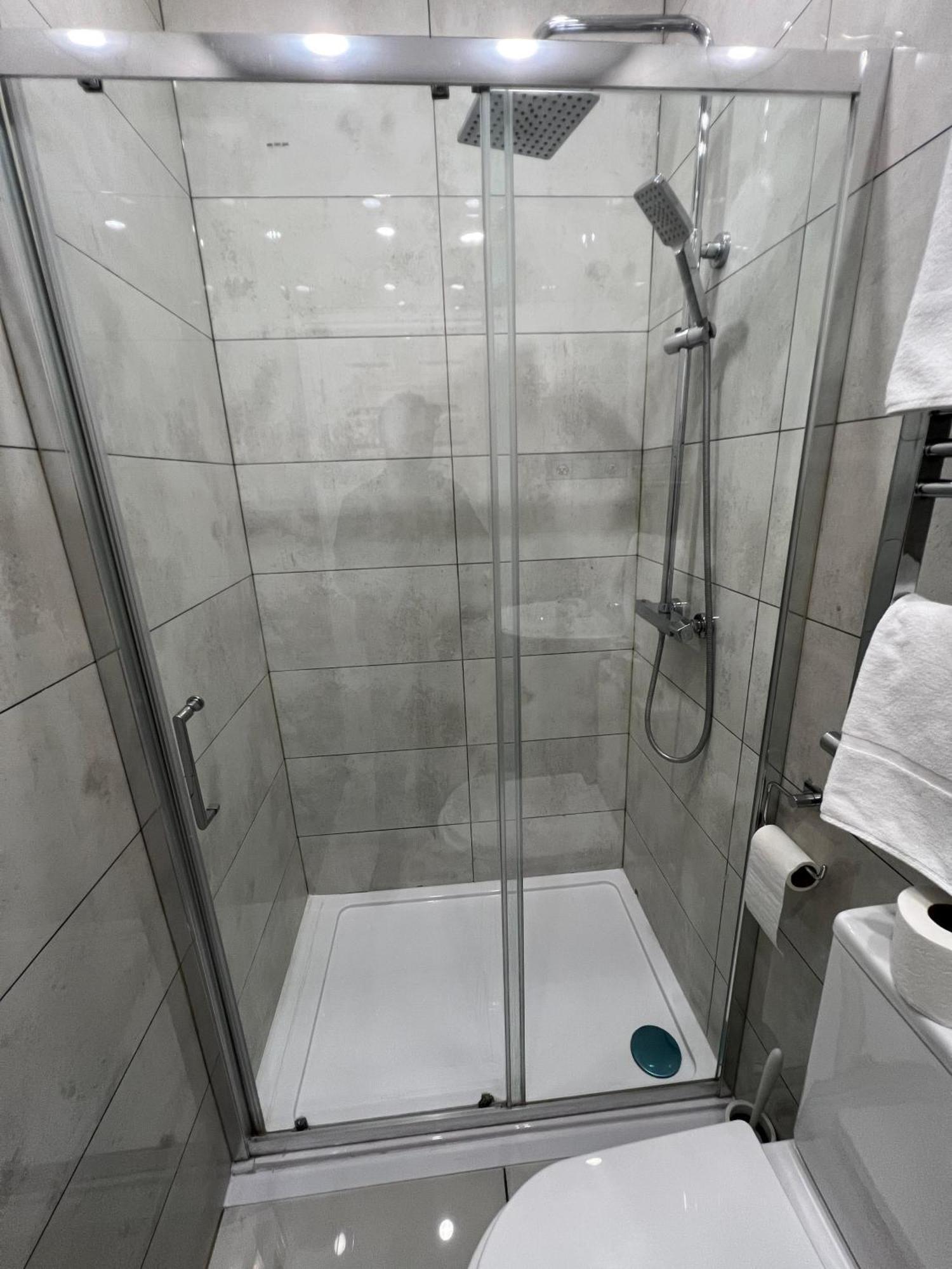 F4 Luxury Stays One Bed Apartment With Parking Ilford Esterno foto