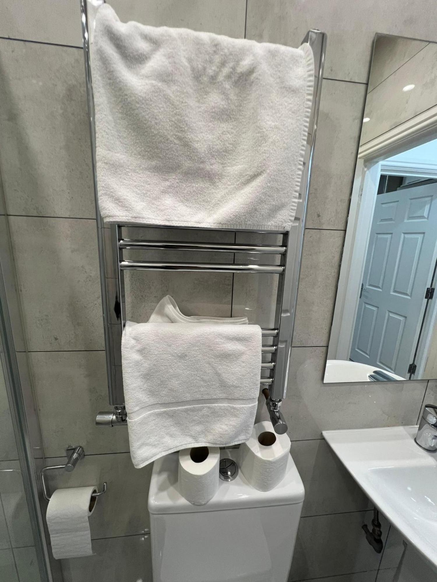 F4 Luxury Stays One Bed Apartment With Parking Ilford Esterno foto