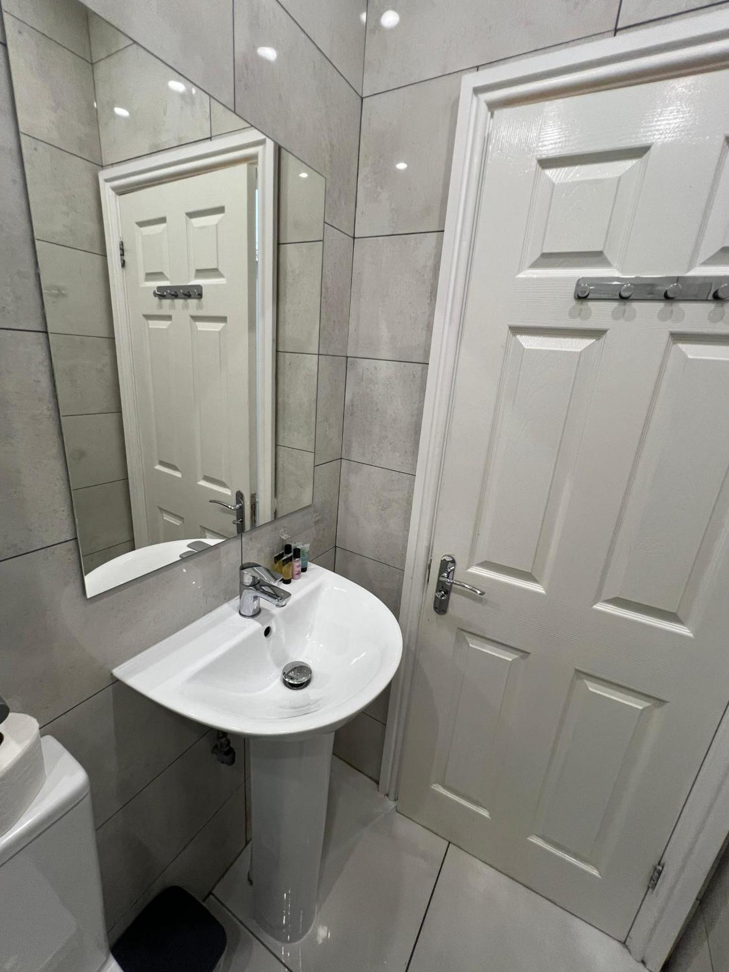 F4 Luxury Stays One Bed Apartment With Parking Ilford Esterno foto