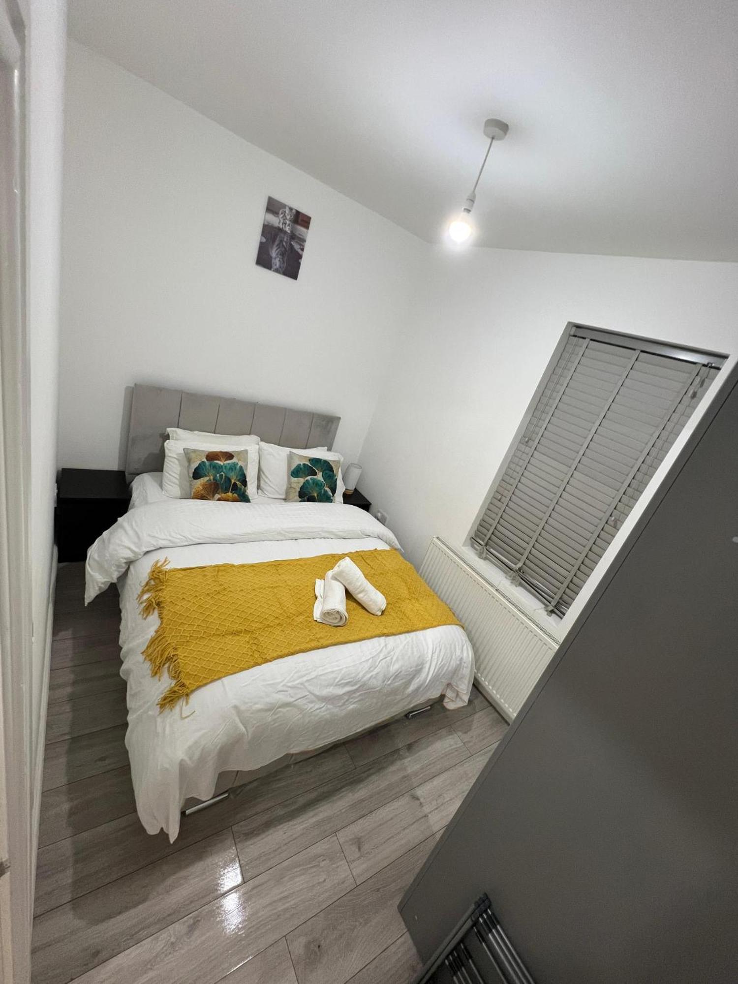 F4 Luxury Stays One Bed Apartment With Parking Ilford Esterno foto